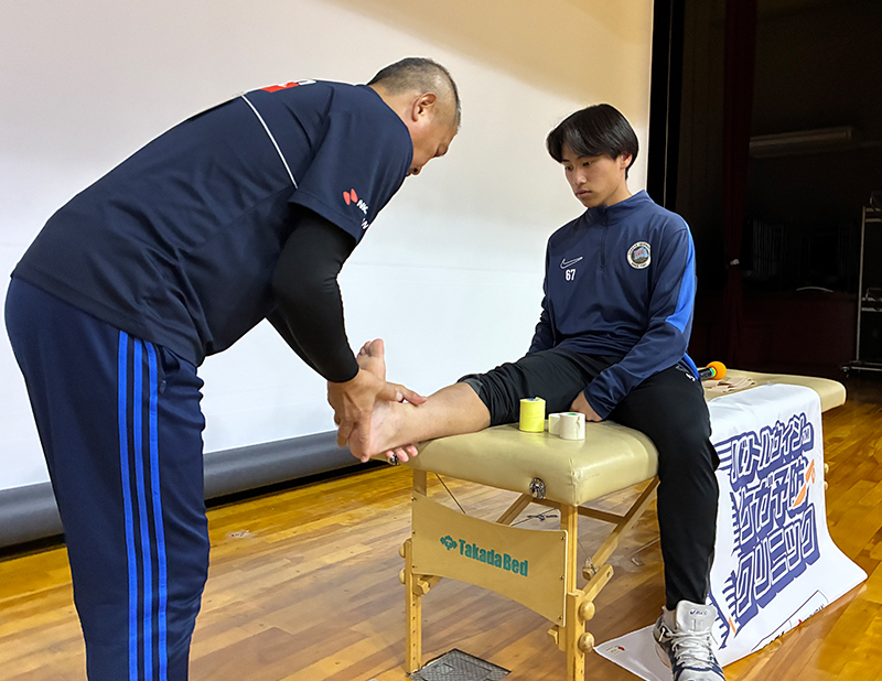 テーピング講座・実技の様子